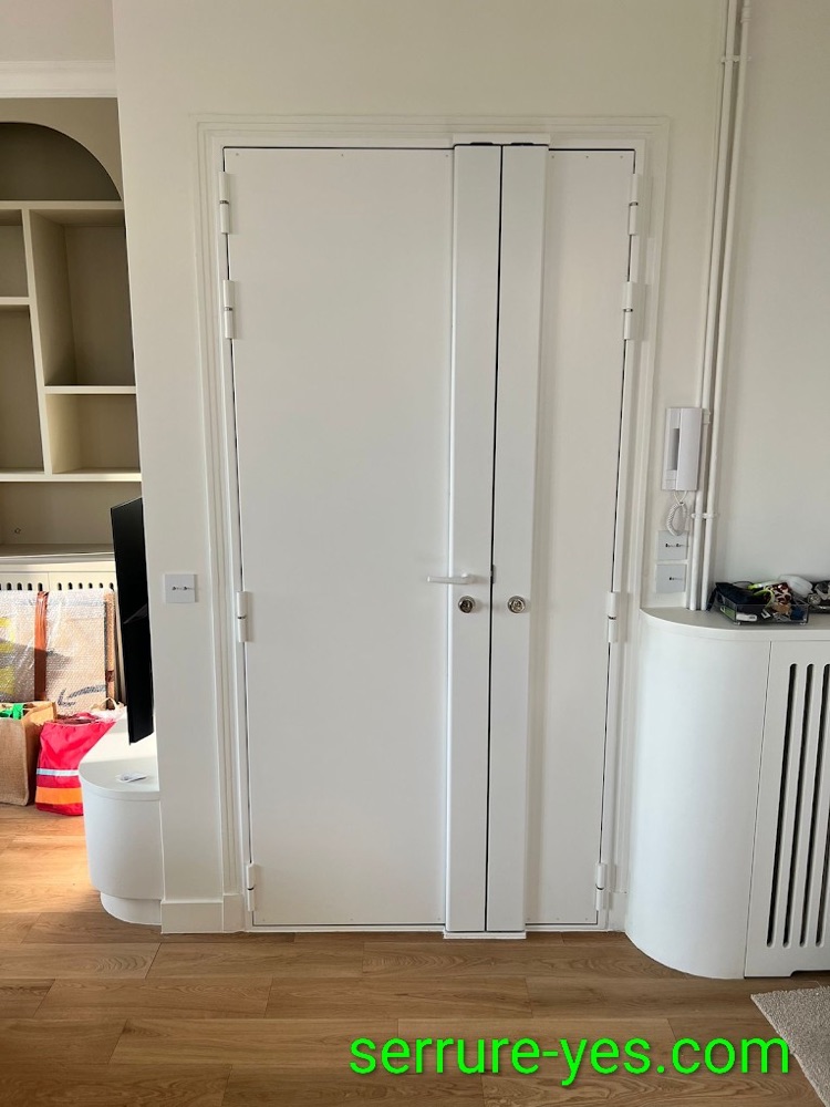 Double porte d'appartement blindée en finition blanche avec cornières et paumelles apparentes