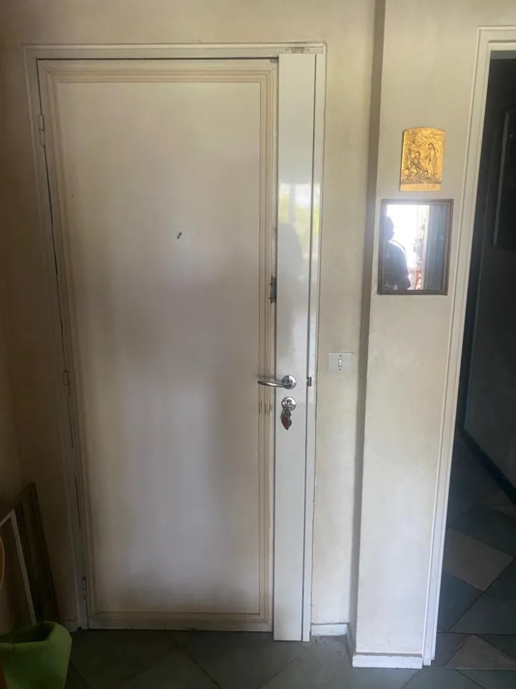Porte blindée crème avec carénage blanc, béquille chromée et cylindre neuf avec sa clé