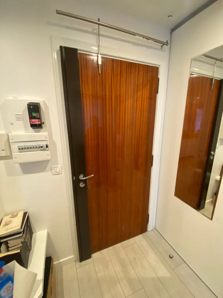 Porte d'entrée en bois exotique verni avec carénage anthracite d'une serrure 5 points Picard Ermetis