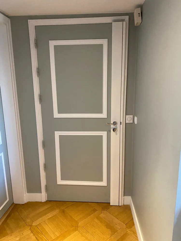 Porte vert-de-gris à moulures blanches avec carénage blanc de serrure Picard Ermetis