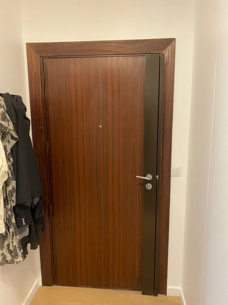 Porte blindée en placage acajou avec carénage anthracite d'une serrure Picard Ermetis