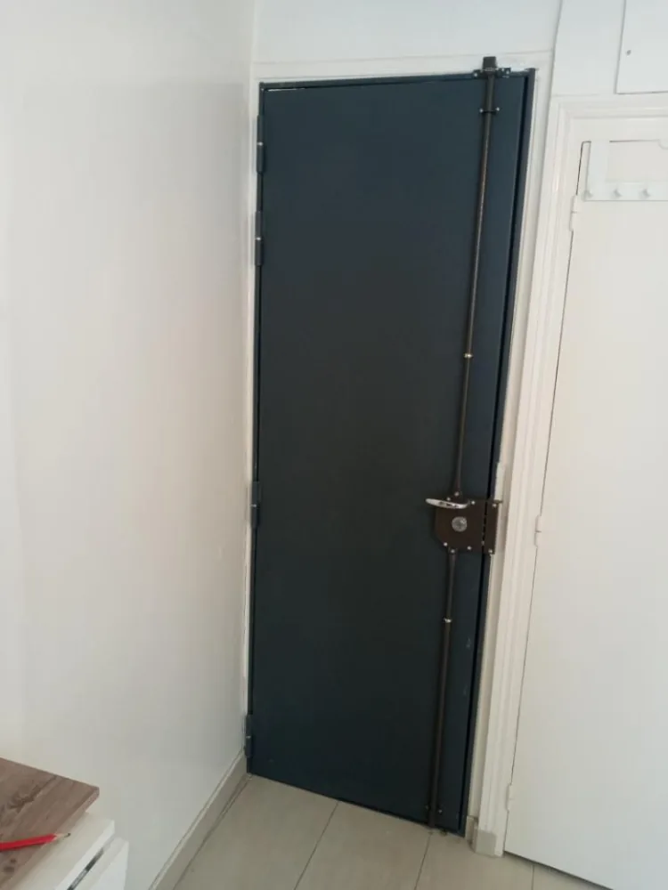 Porte anthracite avec serrure 3 points Securystar apparente, tringles verticales et boîtier central